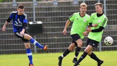 Bild: A. Schwarzmeier
Florian Reich zieht in dieser Situation ab, verfehlt aber das Tor des Gegners. Der Mittelfeldspieler der SpVgg SV Weiden II erzielte kurz nach der Pause den Siegtreffer für seine Farben im Stadtderby gegen die DJK Weiden.