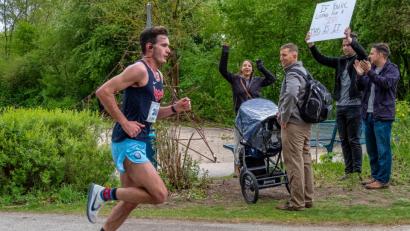 Bild: chl
Anfeuerung für John Baisley (links) auf der Strecke.
