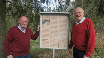 Bild: ua
Heimatpfleger Josef Schmaußer (links) und Zweiter Bürgermeister Norbert Schmid begutachten die neu aufgestellte Infotafel zur Finsterhüll.