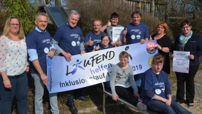 Bild: jr
Alle freuen sich auf den 11. Inklusionslauf „Laufend helfen“ der Kreisvereinigung Lebenshilfe. Im Bild die Organisatoren (von links) mit Julia Schmeller, Lebenshilfe-Vorsitzender Roland Grillmeier, TuS-Präsident Anton Bauernfeind und Lebenshilfe-Geschäftsführer Berthold Kellner mit Mitarbeitern und Jugendlichen der Lebenshilfe.