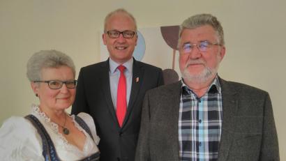 Bild: mma
Marianne Moosburger wird als Heimatpflegerin Nachfolgerin von Ludwig Graf (rechts). Bürgermeister Bernhard Lindner (Mitte) freut sich, dass dieses Amt wieder besetzt werden konnte.