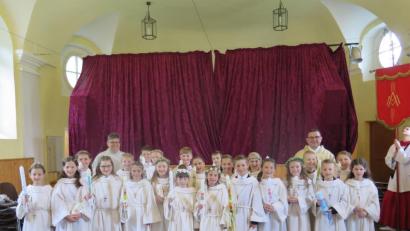 Bild: jzk
Nach der Weihe der Andachtsgegenstände in der Grabenkapelle präsentierten sich die 23 Erstkommunionkinder der Pfarrei Mariä Himmelfahrt in ihren festlichen Kommuniongewändern zusammen mit Stadtpfarrer Konrad Amschl (hinten rechts) und Gemeindereferent Jochen Gößl (hinten links).