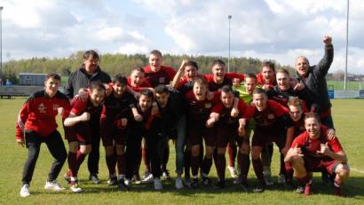 Bild: gb
Der TSV Waldershof krönte am Sonntag mit dem 4:0-Erfolg beim SV Schönhaid eine überragende Saison. Die nach 26 Spielen (24 Siege, 2 Unentschieden) noch ungeschlagenen Waldershofer sicherten sich bereits vier Spieltage vor Saisonende die Meisterschaft in der Kreisklasse Stiftland und den sofortigen Wiederaufstieg in die Kreisliga.