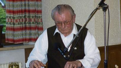 Bild: rrd
Max Grellner als großer Könner an der Zither. Seinen 90. Geburtstag am 7. Mai durfte er nicht mehr erleben. An diesem Tag wird er nun zu Grabe getragen.