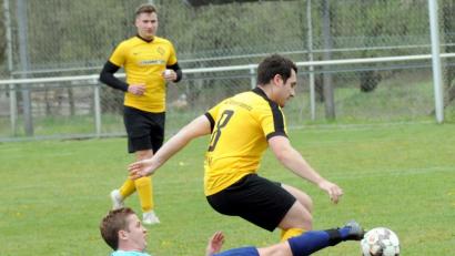 Bild: heh
Nach der 0:1-Niederlage in Kirchenlamitz wird es für den TSV Konnersreuth schwer, noch den zweiten Platz zu erreichen. Hier klärt Lukas Scharnagl (blaues Trikot) gegen den Kirchenlamitzer Dominik Weiß.