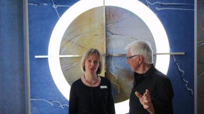 Bild: prh
Der Neustädter Bildhauer und Kunstmaler Max Fischer hat für den Verabschiedungsraum im Hospiz St. Felix ein Werk geschaffen, in dessen Mittelpunkt der Lebenskreis und das Kreuz stehen. Der Lebenskreis der Patienten schließt sich hier. Hospizleiterin Susanne Wagner hat es die warme und lebensnahe Gestaltung angetan.