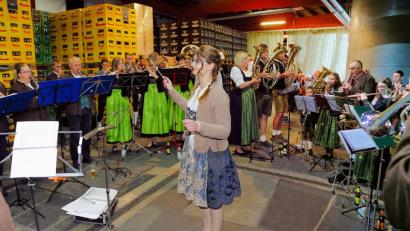 Bild: bsc
Marina Schicker dirigierte die drei Musikkapellen. Sie erhielt zusammen mit den Musikern viel Applaus.