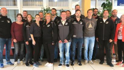 Bild: Hirsch
Der FC Schwarzenfeld präsentiert seine neue Fußballabteilung. An der Spitze steht weiterhin Matthias Kurz (links).