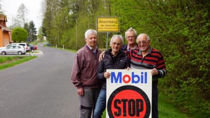 Bild: bkr
Die Feuerwehr Ahornberg ist für den einstündigen Aufenthalt des Treffens gerüstet. Letzte Vorbereitungen wurden am vergangenen Freitag abgesprochen.
Albert Melzner (von links), Harald Demuth, Gerhard Greger und Dieter Pinzer.