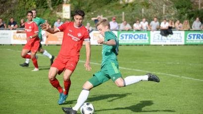 Archivbild: brü
Jonas Weigert (rechts) brachte die DJK Ammerthal mit einem Doppelschlag in Führung.