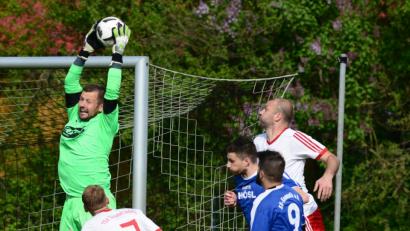 Bild: ham
Kemnaths Keeper Leonhard Birner packt gerade noch zu. Die SG muss nach dem 1:1 daheim gegen den TSV Tännesberg trotzdem den bitteren Gang in die Kreisklasse antreten.
