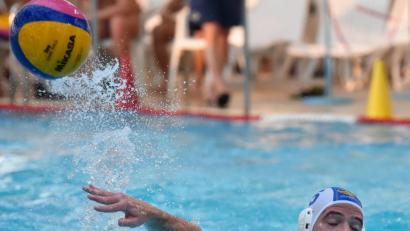 Bild: A. Schwarzmeier
Die Weidener Wasserballer (im Bild Thomas Kick) erreichten in Krefeld ein 10:10, das im Abstiegskampf alle Chancen offenhält.