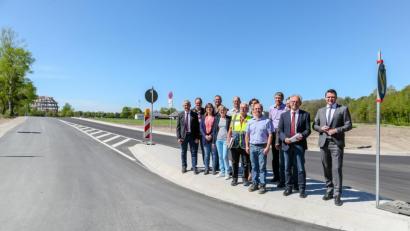Bild: Hösamer
Die Einfahrt von der Industriestraße zum Steinberger See und zur Erlebnis-Holzkugel (im Hintergrund) ist nagelneu gestaltet. Landrat Thomas Ebeling, Bürgermeister Harald Bemmerl (von rechts) sowie Vertreter der Bau- und Planunbgsunternehmen, des Gemeinderats und der Verwaltung nahmen sie am Donnerstag offiziell in Betrieb.