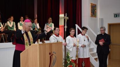 Bild: bnr
Diözesanbischof Rudolf Voderholzer erbat Gottes Segen für die neuen Räumlichkeiten des Jugendwerkes.