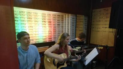 Bild: ens
Leonie Weis begeistert mit Akkustikgitarre und ihrer Stimme. Hannes Gilch (rechts) und Sebastian Sauer von der Musikinitiative steigen während des Konzerts mit ein.