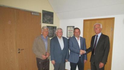 Bild: hkö
Stellvertretender Verbandsvorsitzender Ludwig König, der scheidende Geschäftsstellenleiter Helmut Graf, Nachfolger Thomas Prechtl und Verbandsvorsitzender Peter König.