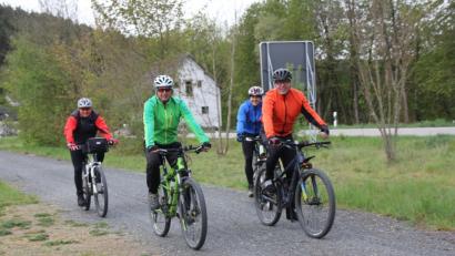 Bild: frd
Von wegen kurze Radlerhose: Die meisten Teilnehmer hatten sich beim Radlersonntag schon auf kältere Temperaturen eingestellt.