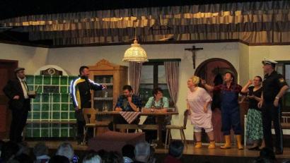 Bild: sck
Bauer Jakob, Postbote Gustl und Polizist Eduard geraten aneinander, am Tisch Josef und Rosi Heiliger, Mucki und Xaver, Bäuerin Loni.