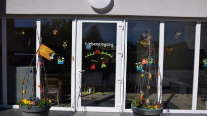 Bild: fla
Der Eingang zur Mittags- und Hausaufgabenbetreuung, die in der Grundschule integriert ist. Eine Bedarfsabfrage hat ergeben, dass die Mehrheit der Eltern an dieser Einrichtung festhalten möchte.