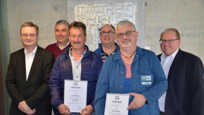 Bild: exb
Verbandsdirektor Thomas Knoll (links) gratulierte zusammen mit den zuständigen Vorgesetzten und Personalratsvorsitzenden Josef Bauer (Dritter von rechts) den Arbeitsjubilaren des ZMS Erwin Binner und Josef Wagner (vordere Reihe mit Urkunden, von rechts) zu ihren Betriebsjubiläen.