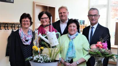 Bild: stg
Barbara Schultes (Zweite von rechts) wurde nach fast 47-jähriger Tätigkeit im Kemnather Kindergarten in den Ruhestand verabschiedet.
