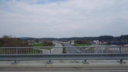 Bild: fjo
Ein neuer Fahrbahnbelag und der Abbau aller Geschwindigkeitsbegrenzungen fallen sofort ins Auge. Auf dem einstigen Abfertigungsareal machen sich nun moderne Tankstellen, Restaurants und Einkaufsmöglichkeiten breit.