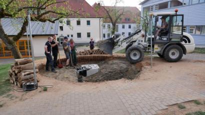 Bild: gz
Die fünf Feuerwehrmänner rückten mit dem künftigen Jungfeuerwehrmann Florian zu einem Arbeitseinsatz in den Kindergarten aus.