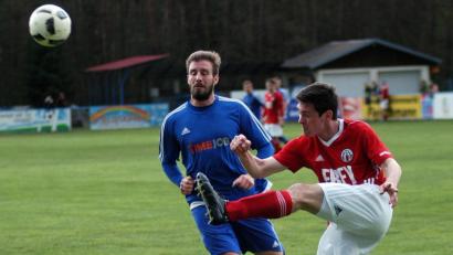 Bild: otr
Der Chamer Marco Faltermeier klärt vor dem heranlaufenden Johannes Pötzl: Der SV Etzenricht verlor die Heimpartie mit 1:3 und muss sich nun auf die Relegation einstellen.