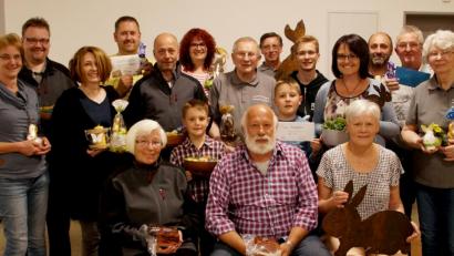 Bild: njn
Die Teilnehmer des Ostereierschießens des Schützenvereins Einigkeit 1862-Naabberg mit Sportleiter Michael Gerschau (Zweiter von links) und den Erstplatzierten (vorne, sitzend von links) Lieselotte Schraml, Franz Staufer und Gisela Hackl.