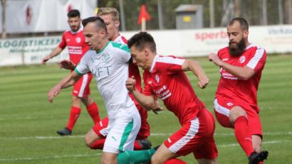 Bild: Marco Galuska
Auch zu dritt schaffen es die Vacher in dieser Szene nicht, den Gebenbacher Kapitän Timo Kohler (links) zu stoppen.