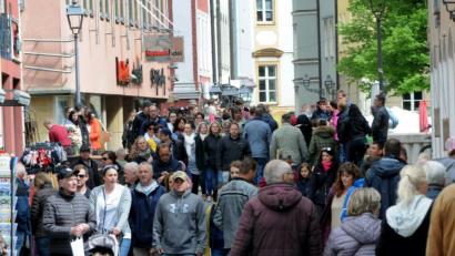 Bild: Stephan Huber
Mit etwas dickeren Jacken und vorsichtshalber einem Regenschirm ging das schon: Der verkaufsoffene Sonntag in Amberg lockte wieder viele Besucher, auch von auswärts, an. PWG-Chef Andreas Raab schätzte ihre Zahl auf 20 000 bis 25 000 Leute, die zum Schauen und Kaufen kamen.