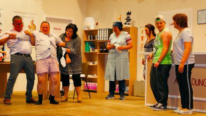 Bild: bsc
Mit „Der Heiler von Friedenfels“ startete die Laienspielgruppe Friedenfels am Wochenende in eine neue Theatersaison und landete einen Volltreffer.