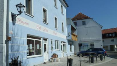 Bild: Portner
Die Redaktion „Der neue Tag/Oberpfalz-Medien“ zieht in das ehemalige Café Deyerl (linker Eingang). Der Freisitz rückt nach rechts zum neuen Eingang des verkleinerten Lokals, was der Bauausschuss genehmigte.