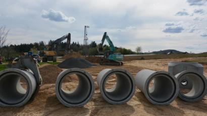 Bild: jr
Eine Großbaustelle bietet sich den Konnersreuthern aktuell unterhalb des Klosters Theresianum. Dort baut die Marktgemeinde ein Regenrückhaltebecken mit einem Fassungsvermögen von 3800 Kubikmeter Wasser. Mit den Kosten in Höhe von 578 000 Euro sollen künftig Überschwemmungen in den Wohngebieten möglichst vermieden werden. Die Arbeiten sollen bis Ende Juni abgeschlossen sein.