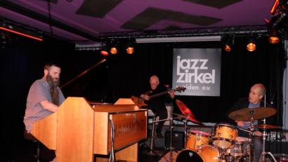 Bild: lr
Das „New Standard Trio“ mit Jamie Saft (Hammondorgel und Klavier) , Steve Swallow (Elektrobass) und Bobby Previte (Schlagzeug) ließ sich im Bistrot Paris stilistisch nicht festlegen.