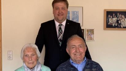 Bild: aun
Kastls Bürgermeister Stefan Braun (Mitte) gratuliert Anna und Oswald Geitner aus Utzenhofen zur diamantenen Hochzeit.