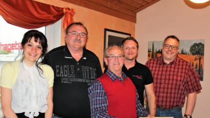 Bild: stg
Georg Märkl (Mitte) ist neues Ehrenmitglied des KEM-Verbandes. Es gratulierten die Vorstandsmitglieder (von links) Romina Passon, Armin Schinner, Holger Märkl sowie Georg-Michael Fütterer.