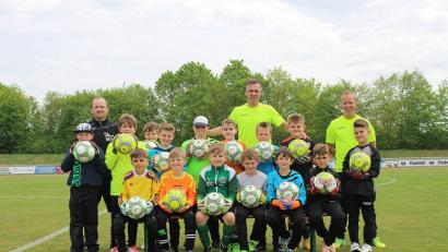 Bild: Stefan Harmsen
Michael Hofmann (hinten Mitte) mit seinen Trainern und den Nachwuchstorleuten.