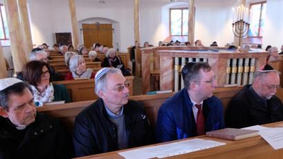 Bild: le
Pfarrer Max Früchtl, Werner Friedmann, Kantor Alexander Zakharen und Pfarrer Alfons Forster (von links) gestalteten die Feierstunde zur Woche der Brüderlichkeit in der Flosser Synagoge.