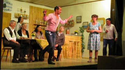 Bild: sei
Ziemlich blamiert steht am Schluss Benno da, der sein Image als Supermacho verliert und eine blamable Vorstellung als "Gockel geben muss.