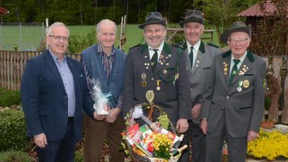Bild: ker
Strahlende Gesichter zum 85. Geburtstag (von links): Bürgermeister Winfried Franz, der Jubilar Hans Sperber, Schützenmeister Werner Grünthaler sowie Rudi Sperber und Lorenz Sebald vom Bruderbund.