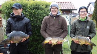 Bild: ksi
Die erfolgreichen Jungangler strahlen um die wette: (von links) Jonas Buron, Johannes Hintermeier, und Wolfgang Kick.