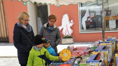 Bild: frd
Auch für die jüngsten Kunden fehlte es beim Frühlingsmarkt in Oberviechtach nicht an Angeboten.