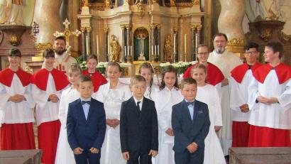 Bild: sck
Pater Tomasz Rostek (hinten links) und Diakon Franz-Josef Reck (hinten rechts) mit den Kommunionkindern (mittlere Reihe, von links) Sophia Worlitz, Marlene Gsell, Paula Strobl, Laura Meinl, Leonie Lindner sowie (vordere Reihe, von links) Julius Förster, Noah Kohl und Leo Kroher.