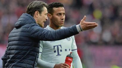 Bild: Timm Schamberger/dpa
Was läuft da schief? Bayern-Trainer Niko Kovac (links) gibt seinem Mittelfeld-Regisseur Thiago Anweisungen. Viel davon wurde beim enttäuschenden 1:1 des FC Bayern in Nürnberg nicht umgesetzt.