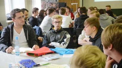 Bild: Gabi Schönberger
Der EU-Kandidat der CSU, Christian Doleschal, widmet sich beim "Speed Dating" in der Gustl-Lang-Schule den Fragen der Schüler.