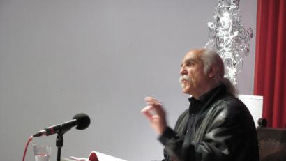 Bild: Heiner Brückner
Der als vielseitig bekannte Kunstschaffende Jeff Beer aus Gumpen bei seiner Lyrik-Lesung in der Reihe „Kunst um 3“ im Tirschenreuther Museums-Quartier.