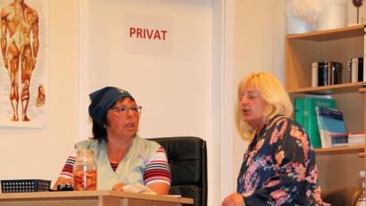 Bild: bsc
Putzfrau Ambrosia Teufel alias Gabi Lang (links) und Privatdetektivin Lisa Groß (Petra Würth) liefern sich im „Der Heiler von Friedenfels“ lautstrake Wortgefechte.