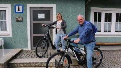 Bild: bsc
Bürgermeister Gottfried Härtl und Tourist-Info-Leiterin Melanie Höfer testeten die zwei neuen Räder. Die E-Bikes stehen ab sofort Urlaubern und Interessierten für eine Mietgebühr und eine Kaution zur Verfügung.