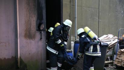 Bild: egl
Eine Person muss aus einem brennenden Raum gerettet werden.